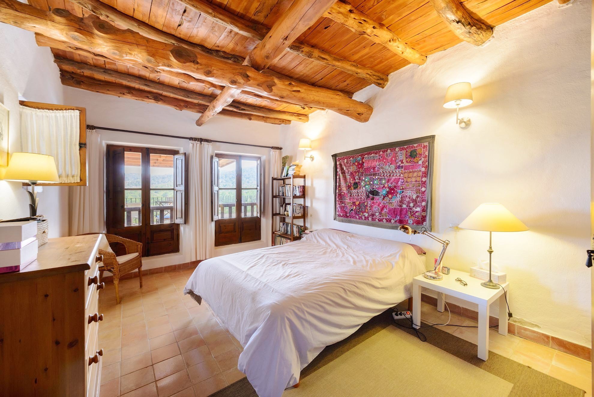 Villa spaziosa e luminosa in stile tradizionale ibizano con viste eccellenti